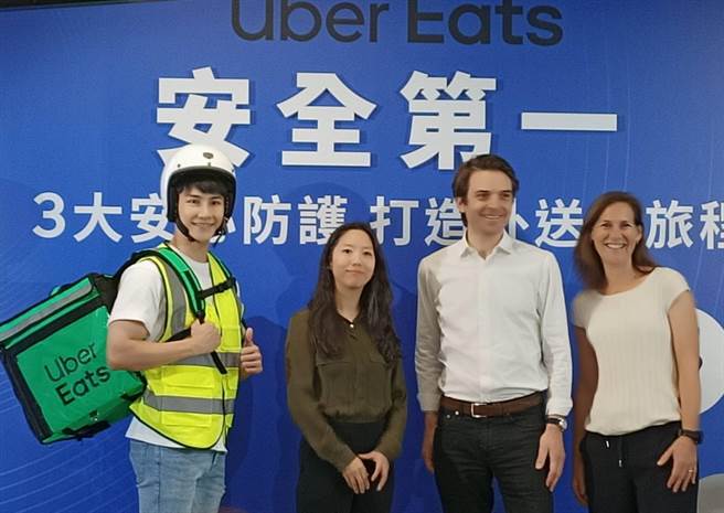 Uber Eats今日宣布发放4万件反光背心给基隆跟双北外送员。(简立欣摄)