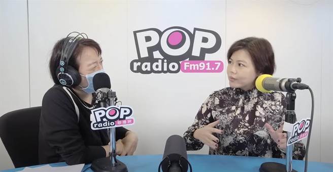台北市议员游淑慧（右）6日接受《POP抢先爆》邱明玉（左）专访。（摘自POP Radio联播网 YouTube）