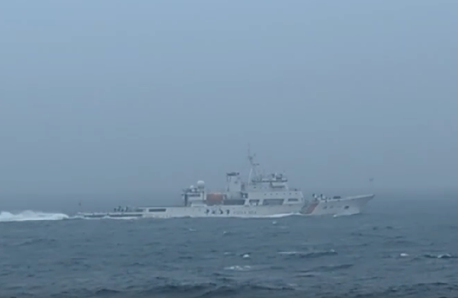 大陆联合巡航执法 ，海巡新竹舰紧贴一旁监控。(海巡署提供)