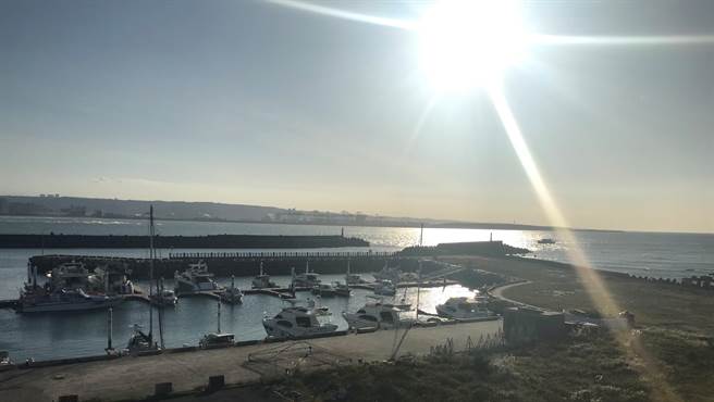 新北市漁業處4月8日在淡水漁人碼頭的遊艇碼頭舉行時裝秀。（新北市漁業處提供）