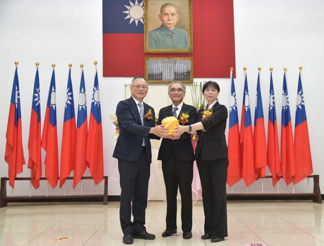 加工区高雄分处游淑惠接任掌舵 续朝智慧营运、驱动区域发展迈进(卸任分处长吴大川在加工处长杨伯耕监交下，将印信交给新任分处长游淑惠)(经济部加工出口区管理处提供)