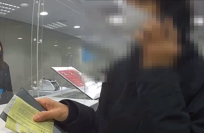 洪姓女子坚持要匯款20万美金、约台币600多万元到海外帐户，行员察觉洪女可能遭到诈骗，立即通报员警到场协助。(影片翻拍)