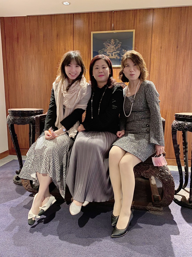 东吴大学ESG产学跨域教师社群会议合影。(由左至右分别是尹崇恩老师、林宜陵老师、庄雅惠老师)。(照片/东吴大学提供)