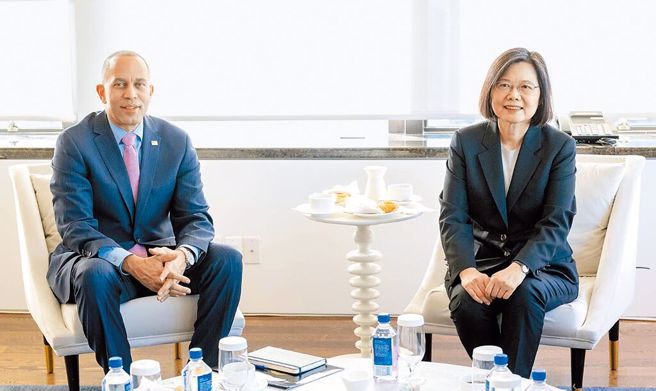 蔡英文总统（右）在美东时间3月30日抵达过境地点纽约时，与眾议院民主党领袖杰弗瑞（左）（Hakeem Jeffries）会面。（总统府提供）