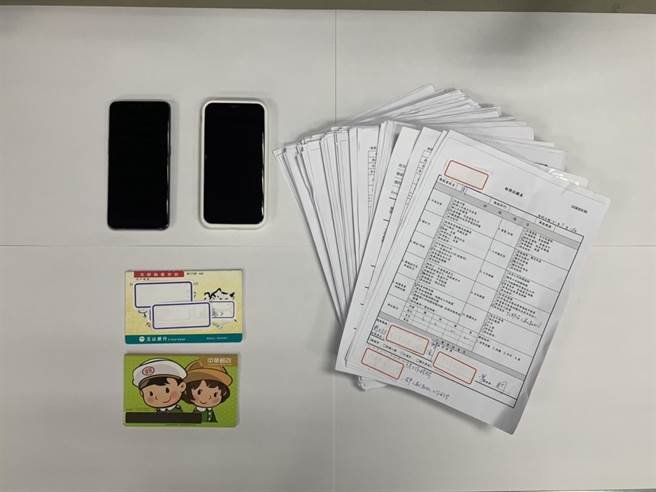 警方查获做案手机、2本银行存折、1批面试资料等证物。（翻摄照片／崔正纲高雄传真）