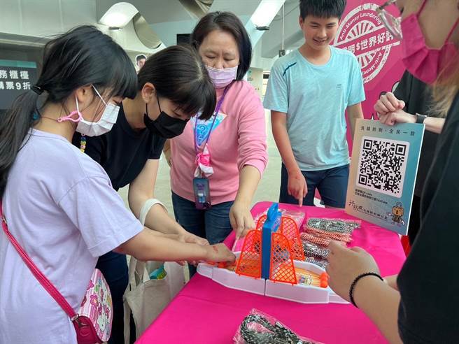 T1 职篮赛设摊游戏闯关 洗防办宣导洗钱防制受好评。（法务部提供）