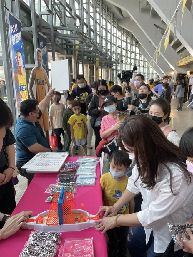 T1 职篮赛设摊游戏闯关 洗防办宣导洗钱防制受好评。（法务部提供）