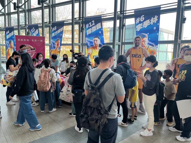 T1 职篮赛设摊游戏闯关 洗防办宣导洗钱防制受好评。（法务部提供）