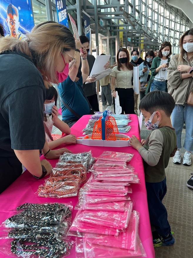 T1 职篮赛设摊游戏闯关 洗防办宣导洗钱防制受好评。（法务部提供）