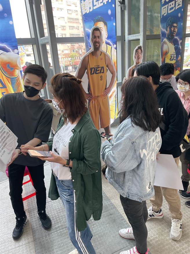 T1 职篮赛设摊游戏闯关 洗防办宣导洗钱防制受好评。（法务部提供）