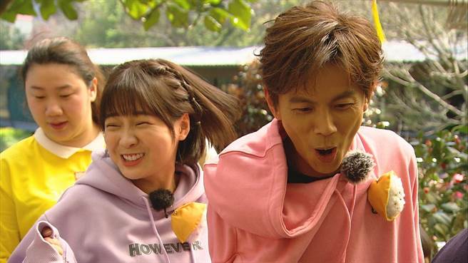 篮篮（左）呛阿翔脸老。（民视提供）