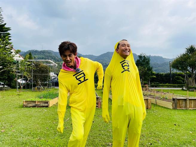 阿翔（左）、浩子扮成豆类示范豆皮制作过程。（民视提供）