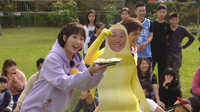 浩子薄膜就像豆皮，笑翻眾人。（民视提供）