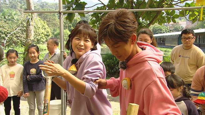 篮篮看到蚯蚓后疯狂尖叫。（民视提供）