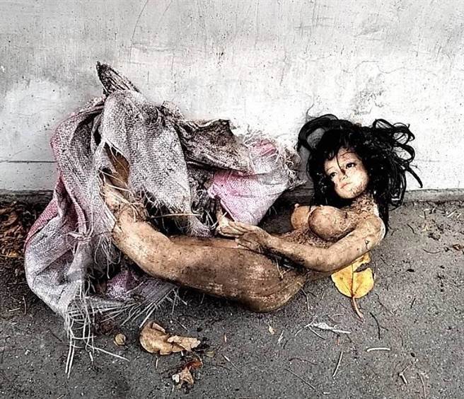 今天上午彰化警方接获通报，在溪湖镇大崙路旁一家汽车修配厂附近马路发现一具尸体，全身焦黑蜷曲在一起，根据身高判断认为是女童。（民眾提供／吴建辉彰化传真）