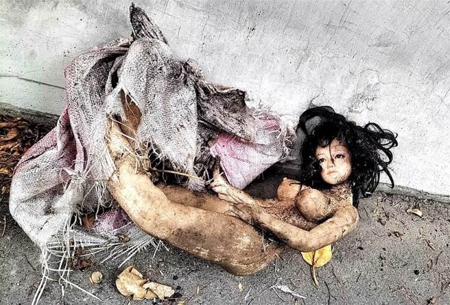 警方获报不敢大意，随即派员赶往现场，经确认身份别，只是一个充气娃娃，让警方哭笑不得。（民眾提供／吴建辉彰化传真）