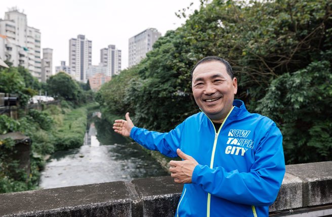 新北市長侯友宜（見圖）6日到中和視察瓦磘溝整治成果。（郭吉銓攝）
