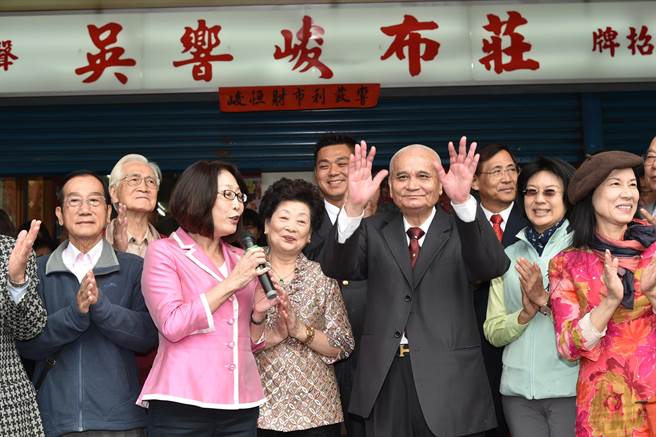 高雄老字号「吴响峻布庄」开业近70年，创办人吴响峻（前排右三）一手打造布业王国。（读者提供）