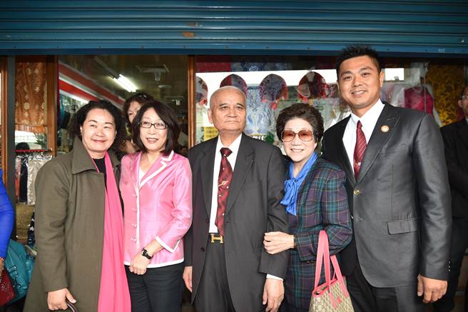 高雄老字号「吴响峻布庄」开业近70年，创办人吴响峻（前排中）一手打造布业王国。（读者提供）