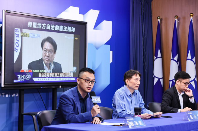 基隆市府机要秘书练鸿庆（左起）、桃园市议员詹江村、文传会副主委林家兴6日出席「民进党没收地方民意反民主！三接已经错误，四接不可一错再错」记者会，针对基隆护海公投遭中选会指违反地方公投自治条例，表示中选会的作法根本是打压基隆民意，呼吁蔡政府不要一错再错。（罗永铭摄）