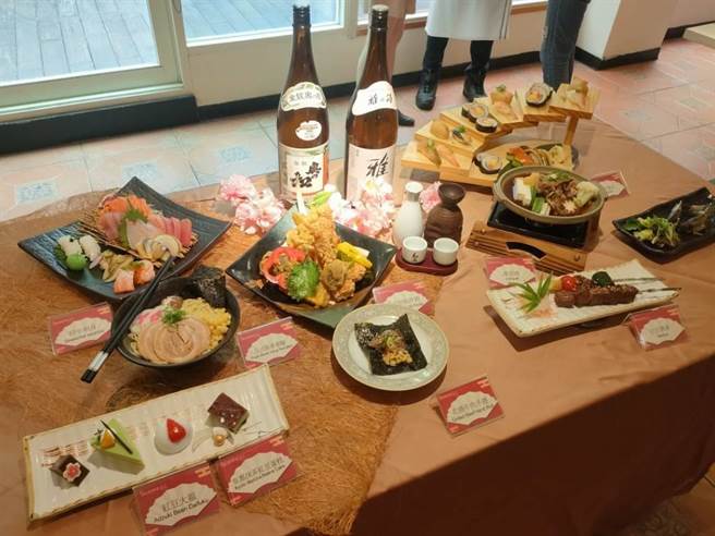 台中清新温泉饭店瞄准疫后出游与用餐人潮，即日起至6月30日推出「日本食の祭」，设计近百道具日本代表性的美味料理，更祭出2人同行用餐享第2人半价之优惠。（潘虹恩摄）