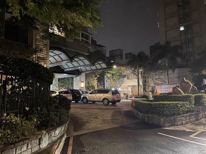 法医高大成认为死者是吐胆汁，死前应有吃过量药剂，但还用胶带封住口鼻，「口鼻贴完没多久就窒息，哪需要服药寻短」，高大成称相当离奇。（翻摄照片）