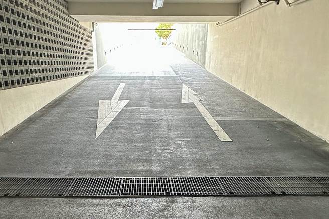 蘆竹國民運動中心停車場車道疑因標線過大、截水溝蓋易滑，導致民眾「雷殘」摔車受傷。（市議員錢龍提供／陳夢茹桃園傳真）