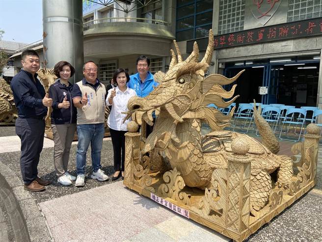 宜兰监狱参赛的稻草大型作品今（6日）在宜兰县家长会长协会理事长黄光仪 （左3）促成下，将捐赠至县内兴中国中、中兴国小等13所学校摆放。（吴佩蓉摄）