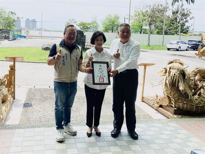 宜兰县家长会长协会理事长黄光仪（左）促成捐赠活动，今由宜兰县长林姿妙（中）致赠感谢状，由捐赠单位宜兰监狱股长林世隆代表出席。（吴佩蓉摄）