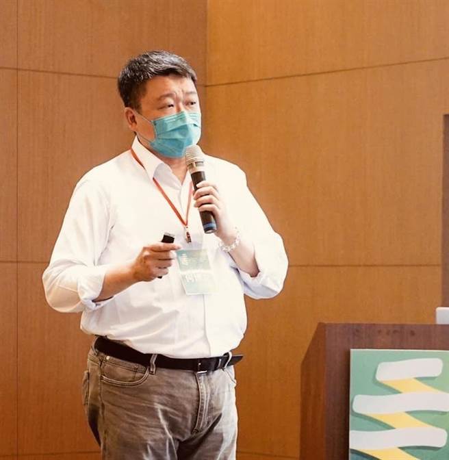 民进党新北市第1选区立委参选人何博文讚许蔡麦会的民主价值，也为此再杠蓝营。（何博文办公室提供）