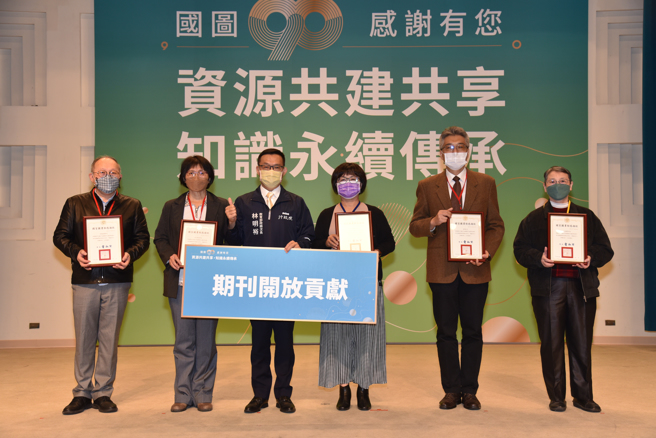 玄奘大学出版之《玄奘佛学研究》荣获仅有五名之最早全刊授权国图且持续发行之期刊。右1：玄奘大学宗教与文化学系陈悦萱老师(照片/玄奘大学提供)