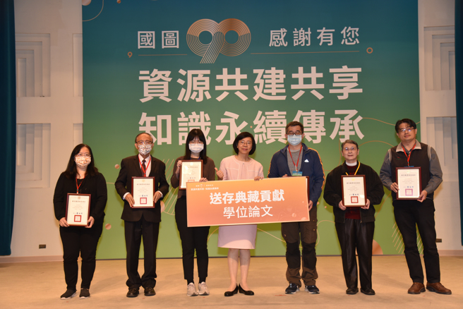 玄奘大学连续十年送存率达100%，亦于私立大学组中获颁感谢状。右2：玄奘大学宗教与文化学系陈悦萱老师(照片/玄奘大学提供)