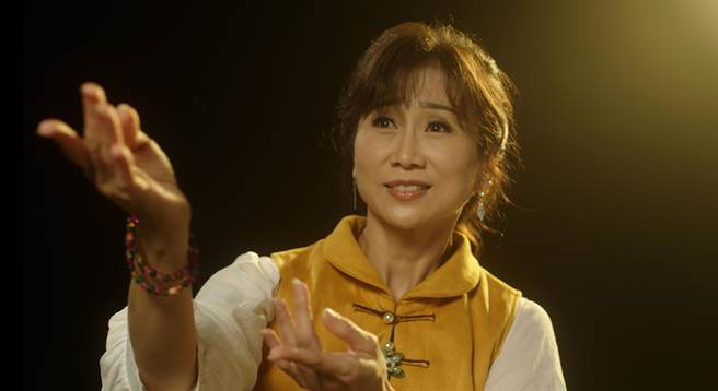 由法籍导演尚若白执导的纪录片《逸心为戏》，花了五年时间贴身纪录薪传歌仔戏剧团总监张孟逸的戏曲生涯，本周末将在公视首播。（公视提供）