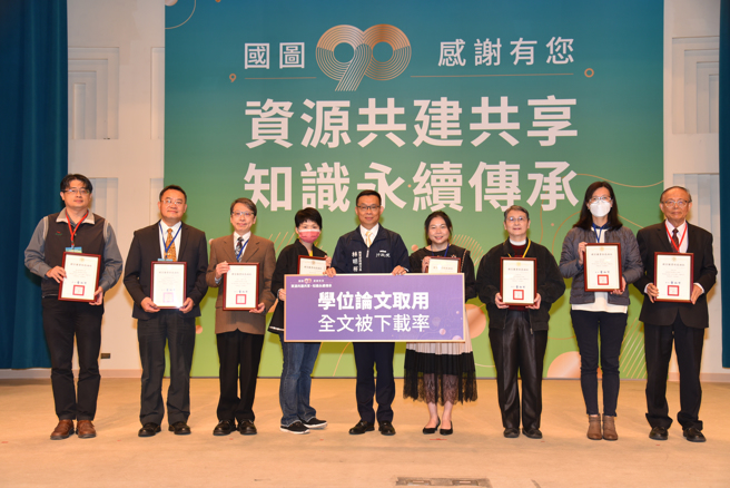 玄奘大学学位论文电子全文被下载率7.83%，于私立大学中名列第三。右3：玄奘大学宗教与文化学系陈悦萱老师(照片/玄奘大学提供)