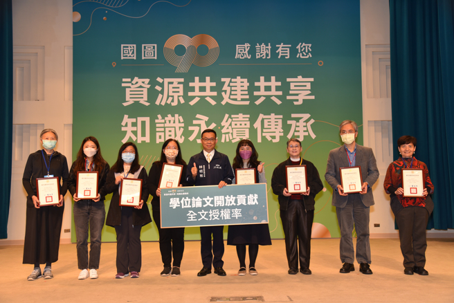 玄奘大学为18所授权率最高（100%）私立大学之一。右3：玄奘大学宗教与文化学系陈悦萱老师(照片/玄奘大学提供)