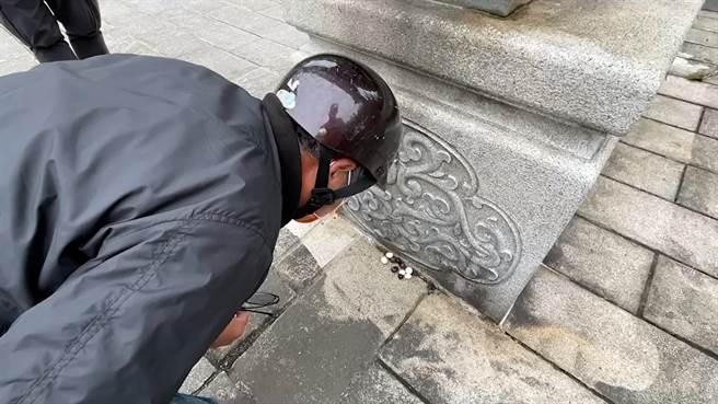 基隆市中正区八斗子山区发现数颗疑似是鸟蛋的物体，经过一番猜测，发现竟然是散落在地上的巧克力。（张志康摄）