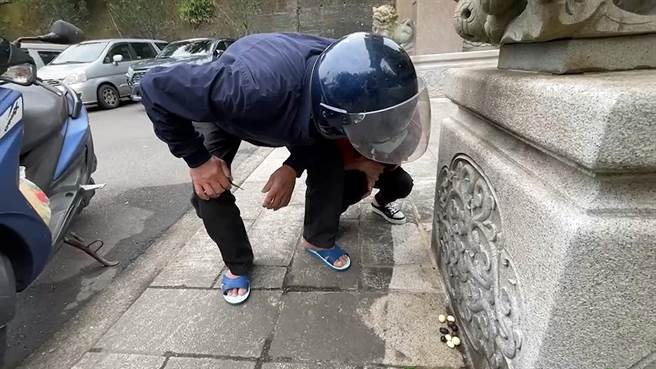 基隆市中正区八斗子山区发现数颗疑似是鸟蛋的物体，经过一番猜测，发现竟然是散落在地上的巧克力。（张志康摄）