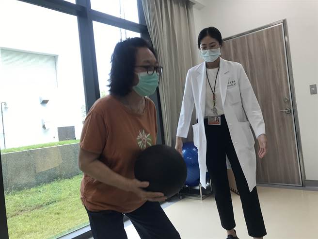 「运动医学」现正夯，屏东荣民总医院家医科医师范亚萱开设运动处方门诊，透过个人化运动处方让患者能安心运动，也藉此建立正确的运动观念。（谢佳潾摄）