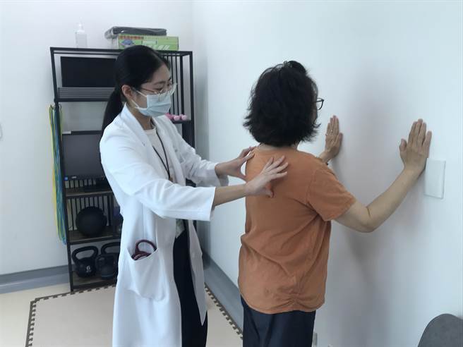 「运动医学」现正夯，屏东荣民总医院家医科医师范亚萱开设运动处方门诊，透过个人化运动处方让患者能安心运动，也藉此建立正确的运动观念。（谢佳潾摄）