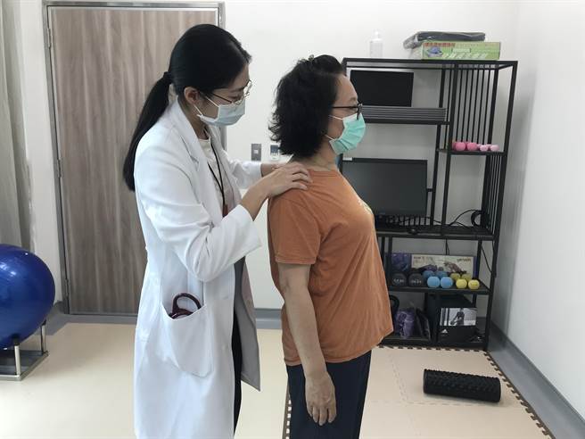 「运动医学」现正夯，屏东荣民总医院家医科医师范亚萱开设运动处方门诊，透过个人化运动处方让患者能安心运动，也藉此建立正确的运动观念。（谢佳潾摄）