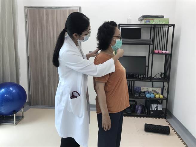 「运动医学」现正夯，屏东荣民总医院家医科医师范亚萱开设运动处方门诊，透过个人化运动处方让患者能安心运动，也藉此建立正确的运动观念。（谢佳潾摄）