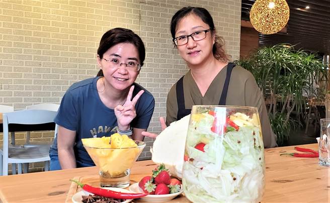 莲潭小农市集推出草莓系列活动，包含推出厨房系列的「草莓凤梨泡菜」。（高雄市农业局提供／林雅惠传真）