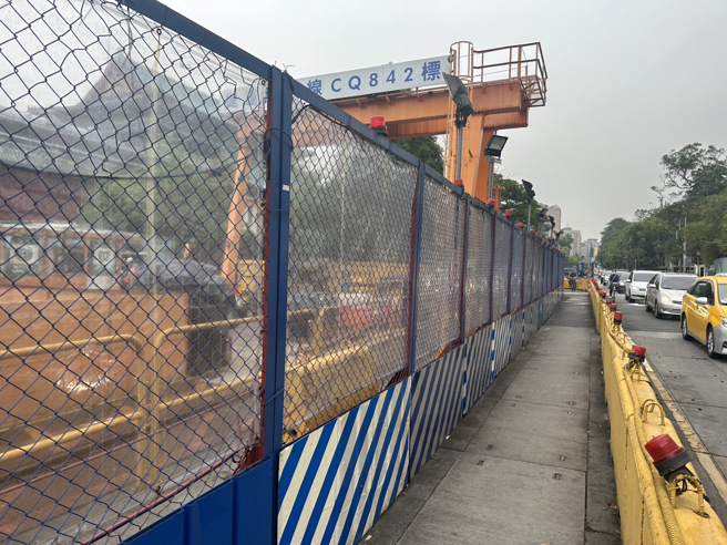 捷运万大线潜盾机撞伤工人，送医急救仍宣告不治。（陈鸿伟翻摄）