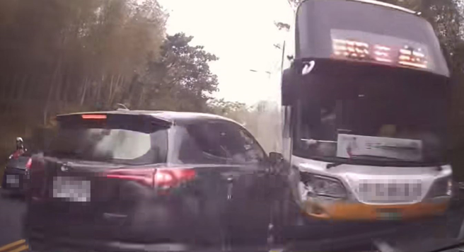 駕駛行經151縣道時，慘遭下山客運迎面撞擊並被拖行，最後車子卡在山溝，該客運才終於停下。（翻攝自臉書爆料公社）