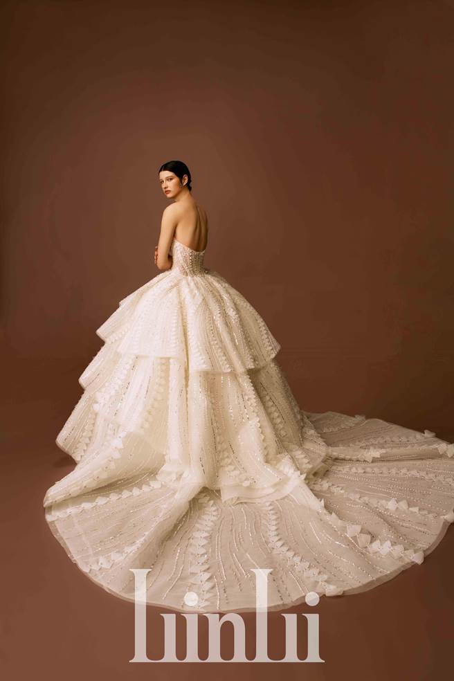 最费工的手工三角型裸缝立体白纱，可以看到乌干纱需手工迭圆，相当耗时。（Linli Boutique提供）