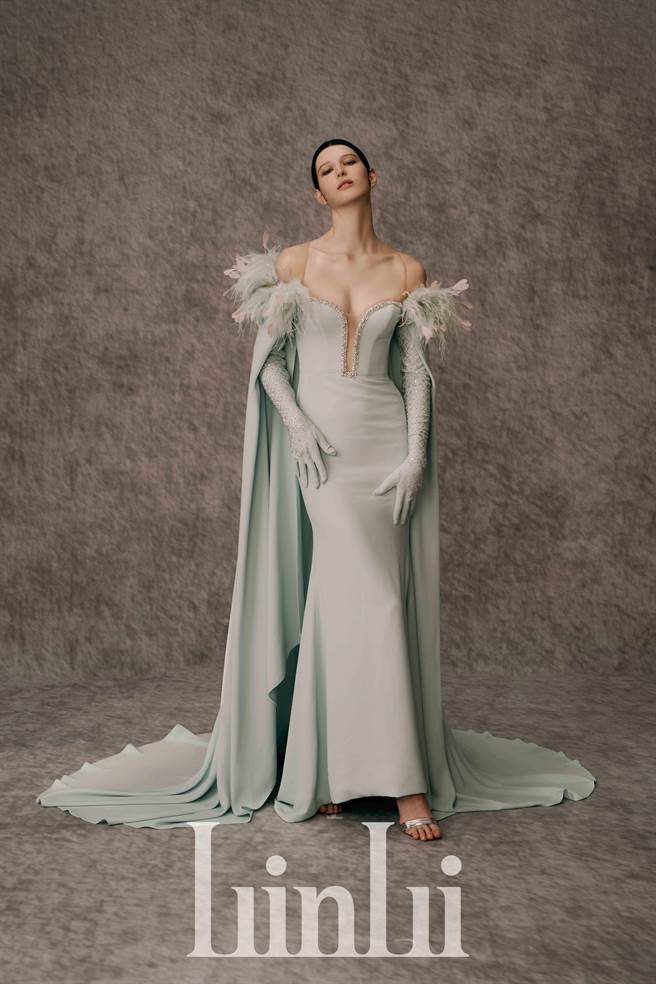 收腰窄摆礼服结合湖绿蓝披风，打造今年白标高订的特殊作品。（Linli Boutique提供）