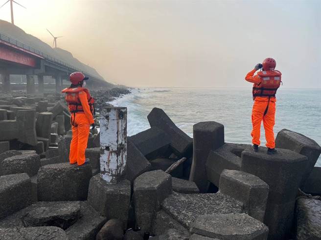 新北石門50歲沈姓男子本月2日下午，到石門海邊採石菜花時失蹤，最終在今日於瑞芳南雅外海尋獲；家屬已初步確認大體就是沈男，後續等相驗後DNA確認。圖為海巡署搜索畫面。(黃敬文翻攝)