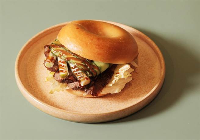 好丘信义店全新菜色「片皮烤鸭堡」，299 元。（好丘提供）