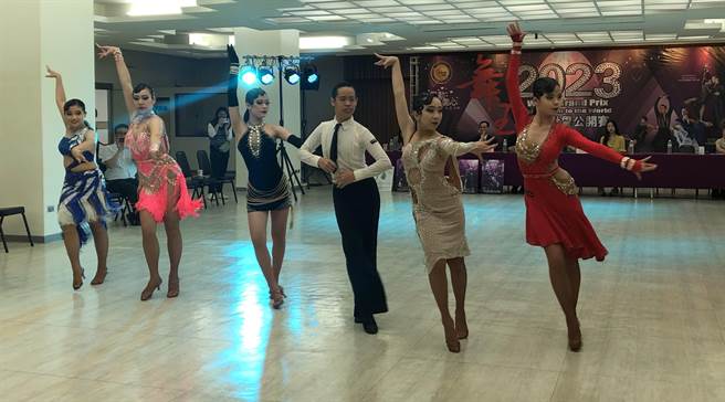 2023舞王世界公开赛将于4月9日在台北市立大学天母校区的体育馆举行，本次参赛选手来自25个国家，将有700人同场飙舞。图为学生组选手表演。（张芷瑜摄）