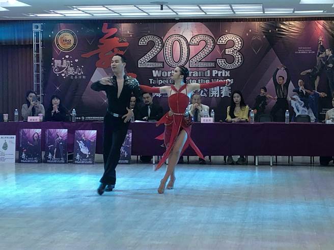 2023舞王世界公开赛将于4月9日在台北市立大学天母校区的体育馆举行。图为选手们现场表演。（张芷瑜摄）